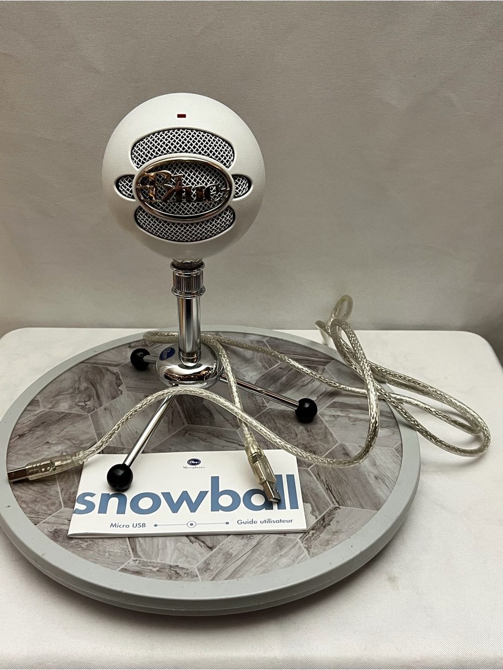 Blue Snowball USB Microphone Textured White Studio Recording Podcast Mic